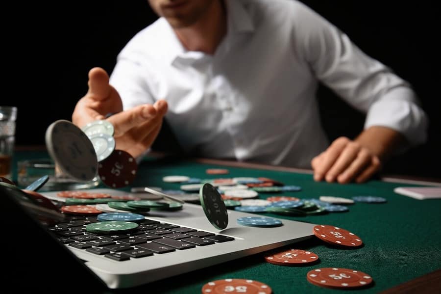 Điểm qua sai lầm cần tránh để khi chơi Poker đảm bảo không thua đối thủ diem qua sai lam can tranh de khi choi poker dam bao khong thua doi thu
