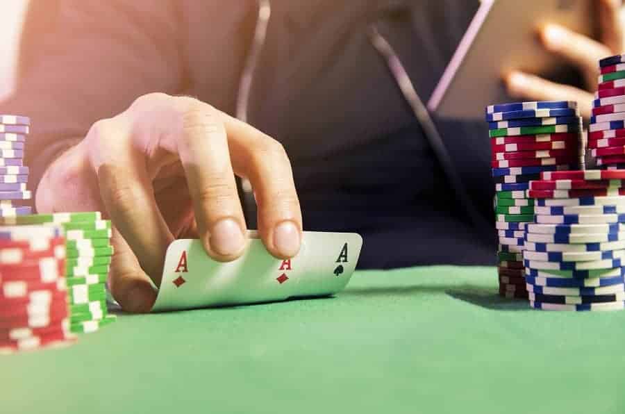 chi ban cach de tan dung moi loi the tren ban cuoc de danh bai doi thu trong poker
