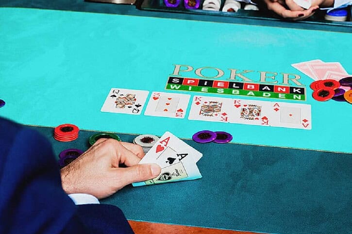 Chỉ ra những yếu tố giúp người mới chơi Poker tự tin thắng đối thủ hơn